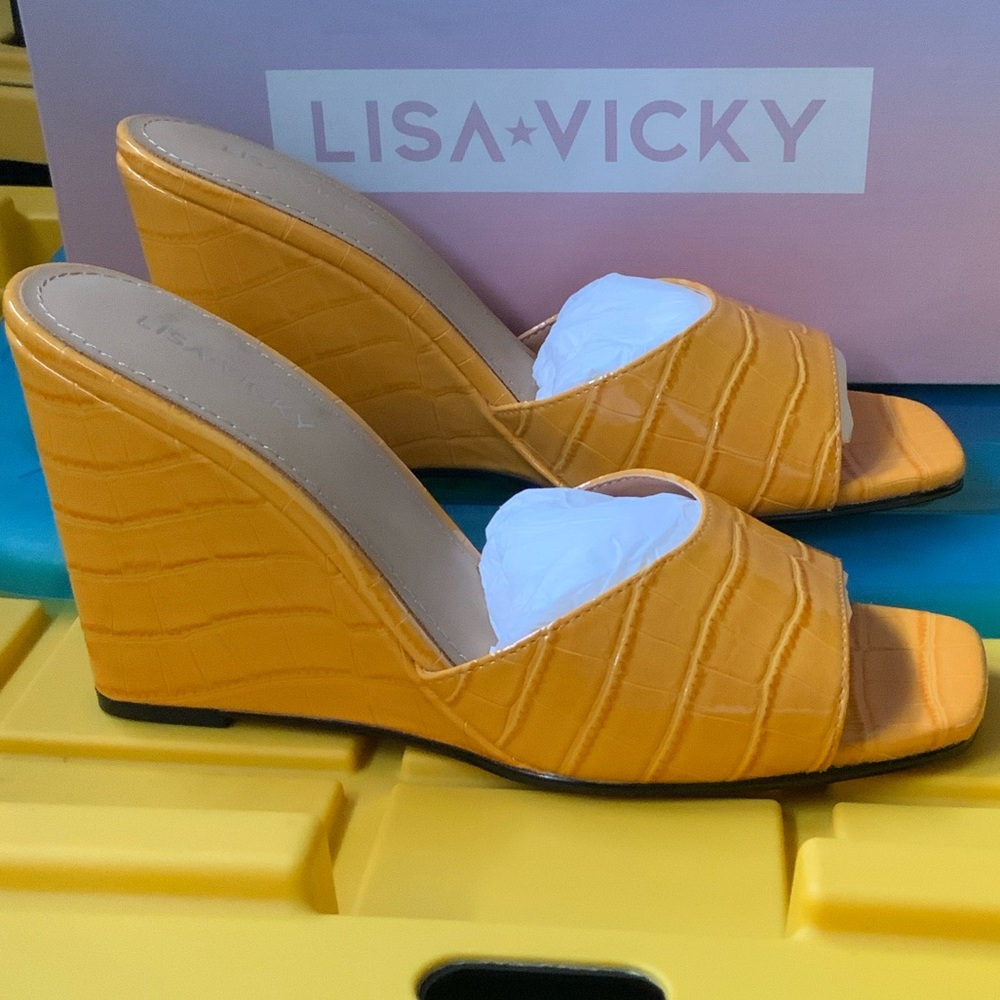 Lisa Vicky Mustard Yellow Croc-Embossed Wedged Sandals - Picture 3 of 7